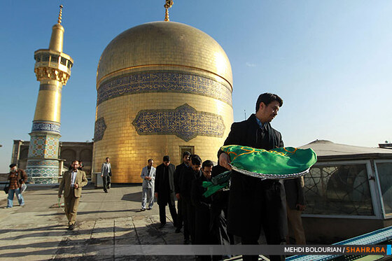 تعویض پرچم گنبد حرم امام رضا(ع)