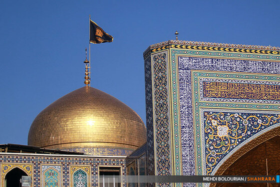 تعویض پرچم گنبد حرم امام رضا(ع)