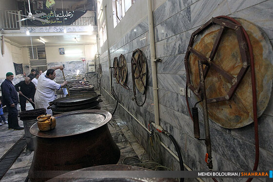 آماده کردن غذای نذری عزاداری اباعبدالله در شهرک شهید بهشتی 