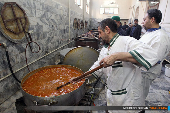آماده کردن غذای نذری عزاداری اباعبدالله در شهرک شهید بهشتی 