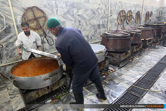 آماده کردن غذای نذری عزاداری اباعبدالله در شهرک شهید بهشتی 