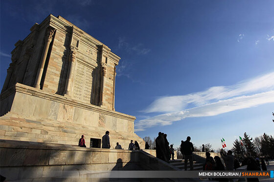 مسافران نوروزی در آرامگاه فردوسی