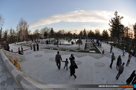 مسافران نوروزی در آرامگاه فردوسی