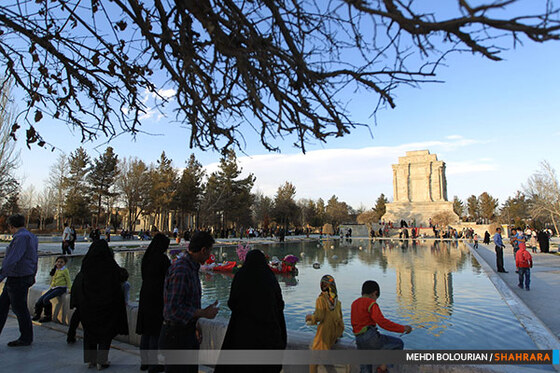 مسافران نوروزی در آرامگاه فردوسی