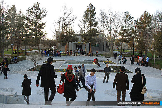 مسافران نوروزی در آرامگاه فردوسی