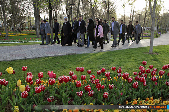 بازدید شهردار و اعضای شورا از جشنواره گل های پیازی