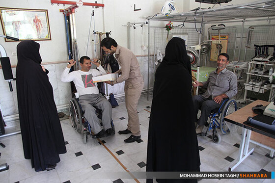 عیادت کارکنان روزنامه شهرآرا از جانبازان دفاع مقدس