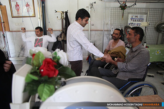 عیادت کارکنان روزنامه شهرآرا از جانبازان دفاع مقدس