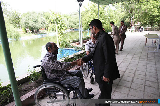 عیادت کارکنان روزنامه شهرآرا از جانبازان دفاع مقدس