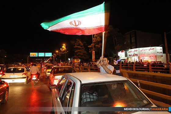  شادی مردم پس از اعلام نتایج انتخابات ریاست جمهوری در بلوار وکیل آباد