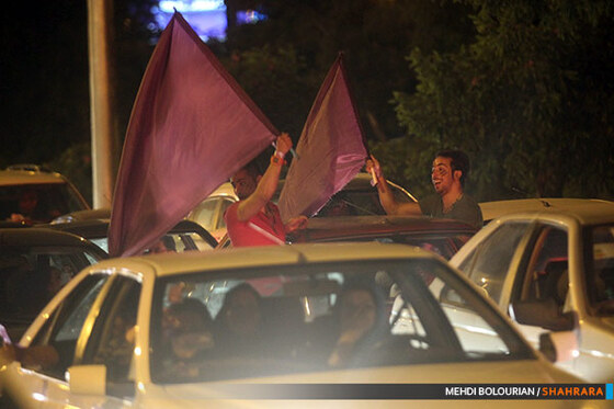  شادی مردم پس از اعلام نتایج انتخابات ریاست جمهوری در بلوار وکیل آباد