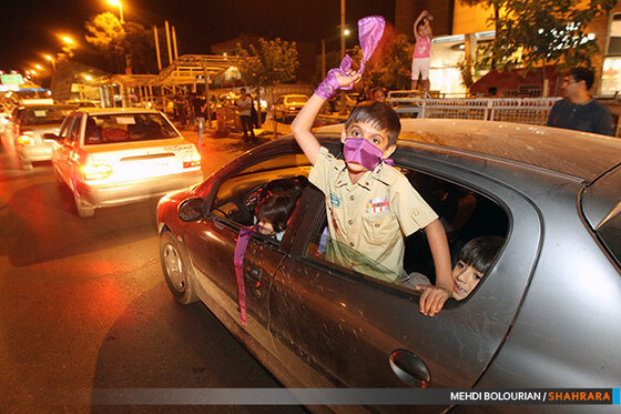  شادی مردم پس از اعلام نتایج انتخابات ریاست جمهوری در بلوار وکیل آباد