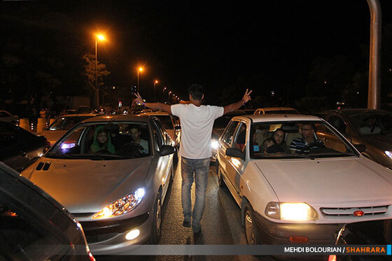  شادی مردم پس از اعلام نتایج انتخابات ریاست جمهوری در بلوار وکیل آباد