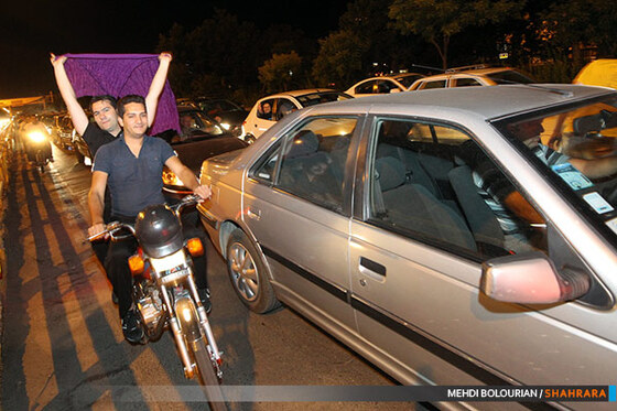  شادی مردم پس از اعلام نتایج انتخابات ریاست جمهوری در بلوار وکیل آباد