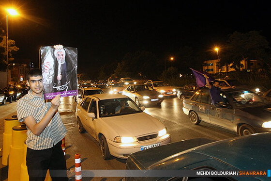  شادی مردم پس از اعلام نتایج انتخابات ریاست جمهوری در بلوار وکیل آباد