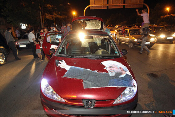  شادی مردم پس از اعلام نتایج انتخابات ریاست جمهوری در بلوار وکیل آباد
