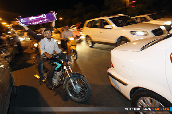  شادی مردم پس از اعلام نتایج انتخابات ریاست جمهوری در بلوار وکیل آباد