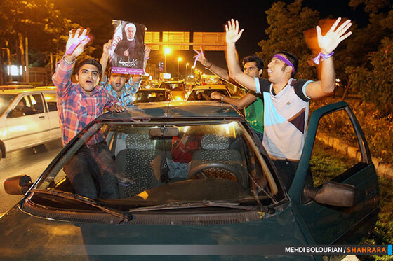  شادی مردم پس از اعلام نتایج انتخابات ریاست جمهوری در بلوار وکیل آباد