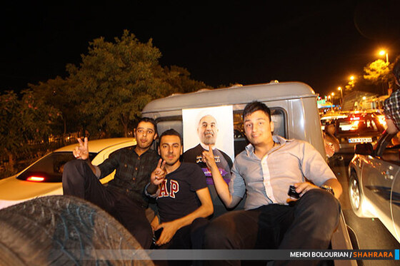  شادی مردم پس از اعلام نتایج انتخابات ریاست جمهوری در بلوار وکیل آباد