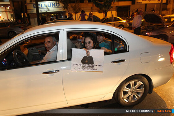  شادی مردم پس از اعلام نتایج انتخابات ریاست جمهوری در بلوار وکیل آباد