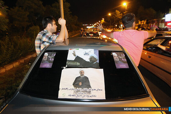  شادی مردم پس از اعلام نتایج انتخابات ریاست جمهوری در بلوار وکیل آباد