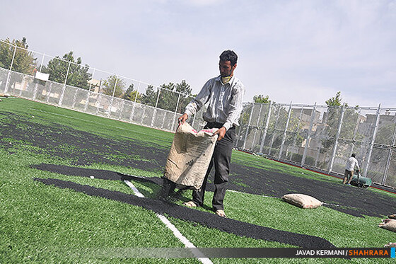 مراحل نصب چمن مصنوعی در پارک مطهر