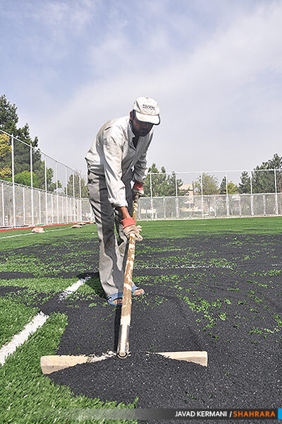 مراحل نصب چمن مصنوعی در پارک مطهر