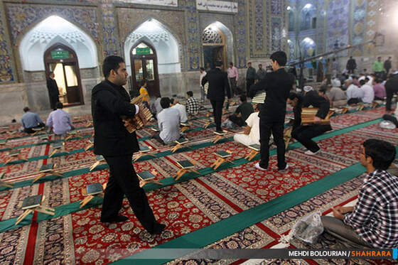 جزء خوانی قرآن در حرم رضوی