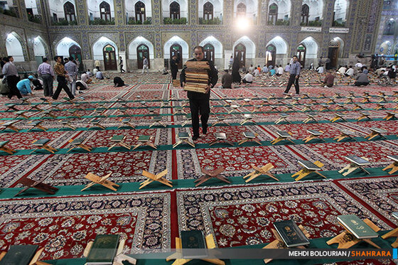جزء خوانی قرآن در حرم رضوی