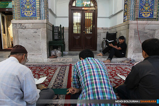 جزء خوانی قرآن در حرم رضوی