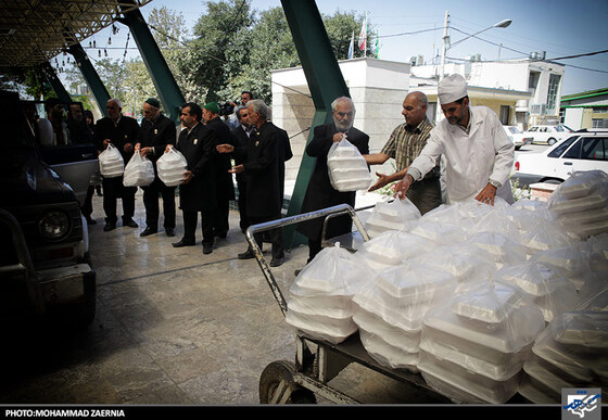 توزیع غذای متبرک توسط خادمان رضوی