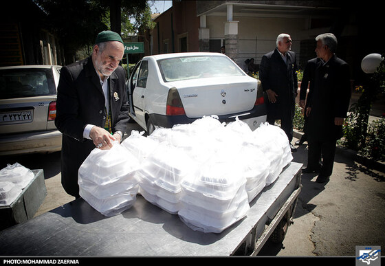 توزیع غذای متبرک توسط خادمان رضوی