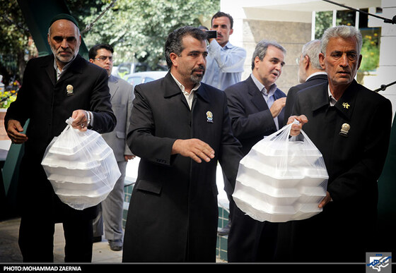 توزیع غذای متبرک توسط خادمان رضوی