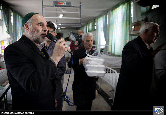 توزیع غذای متبرک توسط خادمان رضوی