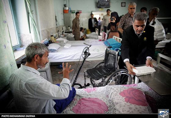 توزیع غذای متبرک توسط خادمان رضوی