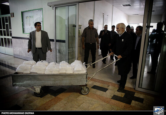 توزیع غذای متبرک توسط خادمان رضوی