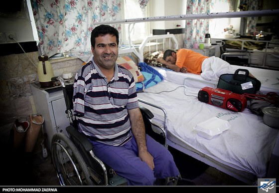 توزیع غذای متبرک توسط خادمان رضوی