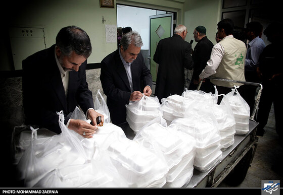 توزیع غذای متبرک توسط خادمان رضوی