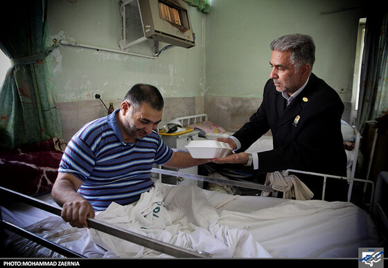 توزیع غذای متبرک توسط خادمان رضوی