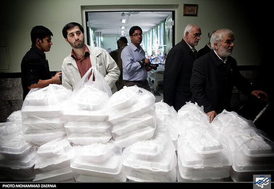 توزیع غذای متبرک توسط خادمان رضوی