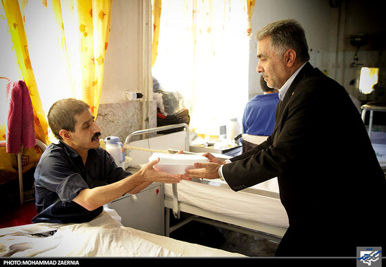 توزیع غذای متبرک توسط خادمان رضوی