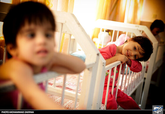 توزیع غذای متبرک توسط خادمان رضوی