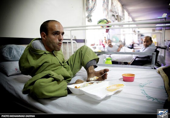 توزیع غذای متبرک توسط خادمان رضوی