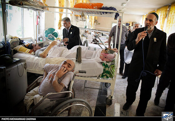 توزیع غذای متبرک توسط خادمان رضوی