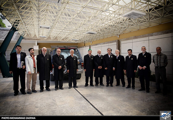 توزیع غذای متبرک توسط خادمان رضوی