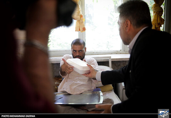 توزیع غذای متبرک توسط خادمان رضوی