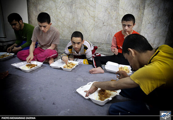 توزیع غذای متبرک توسط خادمان رضوی