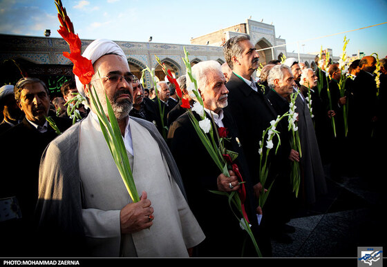 گلباران حرم رضوی توسط خادمان