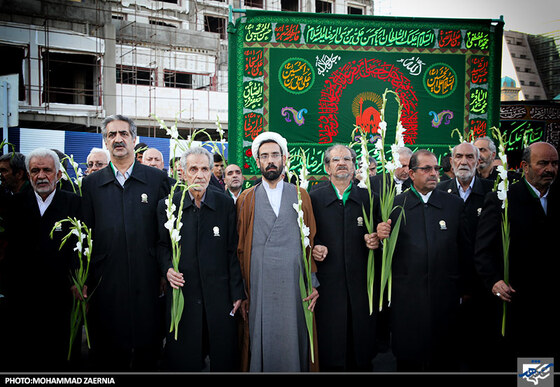 گلباران حرم رضوی توسط خادمان