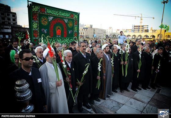 گلباران حرم رضوی توسط خادمان